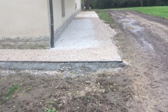 allée bordant maison en béton désactivé