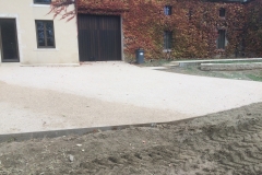 Cour en béton désactivé