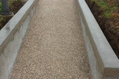 Allée en béton désactivé
